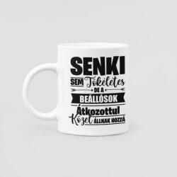  SENKI SEM TÖKÉLETES, DE A BEÁLLÓSOK ÁTKOZOTTUL KÖZEL ÁLLNAK HOZZÁ bögre