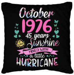printfashion Születésnap 1976 Október - Napfény egy kis hurrikánnal! - Párnahuzat, Díszpárnahuzat - Fekete (5421437)
