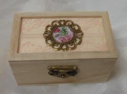 gyűrűtartó dobozka vintage dísszel (9*5*5, 5 cm)