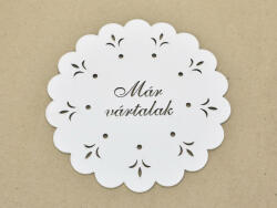  Díszes "Már vártalak" tábla koszorúra fehér 18cm - kosarbolt