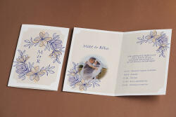  Meghívó négyoldalas kék bézs virágos design-nal egyedi szöveggel nyomtatva