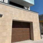 Koffenstein Akciós szekcionált garázskapu, kapunyitó szettel 5000×2135 - Dió