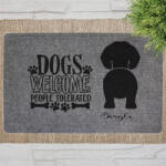  Dogs Welcome" Beagle szöveges lábtörlő szürke háttérrel (60 x 40 x 0, 2 cm)