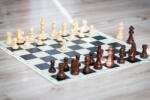  Staunton fa sakk-készlet feltekerhető sakktáblával B/W