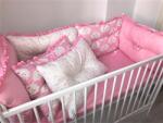 Deseda Set de 6 bucati aparatori protectii laterale patut 120x60 cm deseda roz-norisori roz-stelute roz pe alb