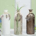  Különleges barna, bézs vagy fehér színű palack üveg asztali váza toll díszítéssel, 20×7, 5cm