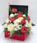  Narancs rózsák piros dobozban