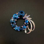  Platinával bevont exkluzív masnis kör bross kék Swarovski kristályokkal (0191. ) (G500020E20Y)