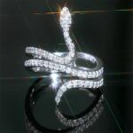 Maria King Kristályokkal kirakott kecses kígyós gyűrű, több méretben (WEN1476)