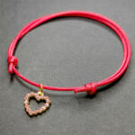 Maria King Piros zsinórszövet karkötő pink kristály szív charmmal (STM-317-zk-p)