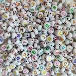 CsimpiStore Betűs Gyöngy Fehér Kör színes betűkkel (7 mm, Műanyag) 20g/csomag