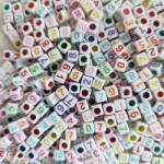 CsimpiStore Kocka Szám Gyöngy fehér, színes számokkal (5mm, Műanyag) 20g/csomag