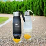Getwell H2O 650ml-es BPA mentes műanyag kulacs gyümölcs facsaróval fekete színben (H2OBL)