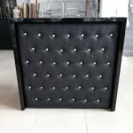  Recepciós pult varrással és üveggel, fekete