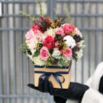 ImodFlowers Cutie cu trandafiri si ranunculus