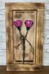  Kovácsoltvas csavart rózsapár BOROVI fenyőfa keretben - rózsaszín/zöld antik (B2RLZA)