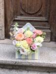 ImodFlowers Aranjament floral romantic in cutie plic