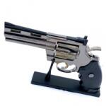  Bricheta pistol anti-vant tip revolver, negru, marime naturala scara 1 la 1, 26 cm, 350 grame, gloante, suport (722) Bricheta