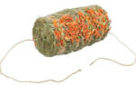 TRIXIE Hay Pendulum for Hanging with Pea and Carrot | Kiegészítő eledel rágcsálóknak | Borsó-sárgarépa - 250 g (60797)