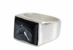 Ékszershop Lófejes fekete köves ezüst pecsétgyűrű (2144470)