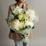 ImodFlowers Buchet cu bujori albi si mathiola