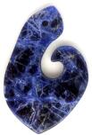 R. M. ékszer Átfúrt medál Szodalit maori horog 30x50mm (021198)