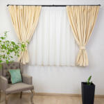 Hiko Set 2 draperii scurte cu doua benzi de prindere Hiko COMFY catifea crem, cu rejansa - hiko - 175,10 RON