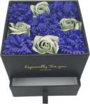 Onore Aranjament floral, trandafiri verde si garoafe albastru, sapun, 12.5 x 12.5 x 7.5 cm + Sertar bijuterii, 12.5 x. 12.5 x 4.5 cm
