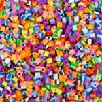 Playbox PlayBox: 5mm-es MIDI vasalható gyöngy 20000 db-os csíkos gyöngy mix vödörben (2456337) - jatekshop
