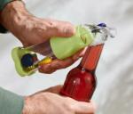 Tchibo Palacknyitó gyűjtőtartállyal Lágy műanyag részek: zöld Gyűjtőtartály és palacknyitó: átlátszó