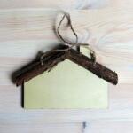  Ház formájú falap juta akasztóval. Mérete: 23x15 cm
