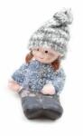  Szürke sapkás ülő kislány. Mérete: 60x95x55 mm