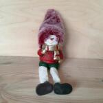  Lógólábú gyerek, bordó sapiban, sálas. Mérete: 8 cm