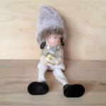  Lógólábú gyerek, szürke sapiban, csomaggal. Mérete: 8 cm