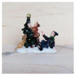  Téli életkép, fenyődíszítés, poly. Mérete: 60x25x60 mm