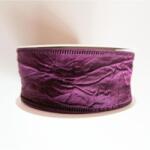 Drótos taft szalag, püspöklila, szélessége: 40 mm. Az ár 1 méterre vonatkozik