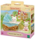 EPOCH Sylvanian Families, Iepurasii gemeni cu urechiuse de cicolata, carucior, accesorii, set, 5432 Figurina