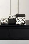 Tivolyo Home CHEETAH törölközőkből és fürdőlepedőkből álló ajándékcsomag, 3 db Fekete / Black Szett (kis, 30 x 50 cm-es törölköző, klasszikus 50 x 100 cm-es törölköző, 75 x 150 cm-es fürdőlepedő)