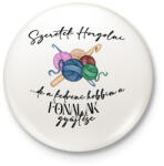 printfashion Szeretek Horgolni. . . de a kedvenc hobbim a fonalak gyűjtése - Kitűző, hűtőmágnes - Fehér (16526354)
