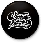 printfashion Erősebb mint tegnap - Kitűző, hűtőmágnes - Fekete (3091696)
