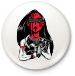 printfashion Háború hercegnője - Kitűző, hűtőmágnes - Fehér (3073668)