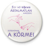 printfashion Egy nő teljesen ártalmatlan ameddig. . . - Kitűző, hűtőmágnes - Fehér (6558260)