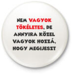 printfashion Nem vagyok tökéletes, de. . . - Kitűző, hűtőmágnes - Fehér (7638747)