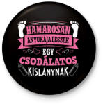 printfashion Hamarosan anyukája leszek egy csodálatos kislánynak - Kitűző, hűtőmágnes - Fekete (16342150)