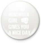 printfashion Ez a novemberi csaj szép napot kíván neked - Kitűző, hűtőmágnes - Fehér (3079665)