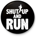 printfashion Maradj csendben és Fuss - Kitűző, hűtőmágnes - Fekete (3103502)