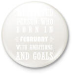 printfashion Februári születésű motivált személy ambíciókkal és célokkal - Kitűző, hűtőmágnes - Fehér (3079583)