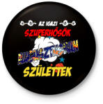 printfashion Augusztusban született szuperhős - Kitűző, hűtőmágnes - Fekete (5368600)