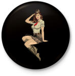 printfashion Pinup Salute - Kitűző, hűtőmágnes - Fekete (3094424)