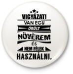 printfashion VIGYÁZAT! Van egy őrült nővérem és. . . - Kitűző, hűtőmágnes - Fehér (3077794)